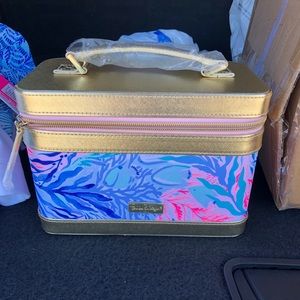 Makeup trunk with brushes